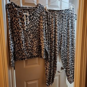 Pillow Talk Brand, Animal Print. Pajama Set. XL./XG.